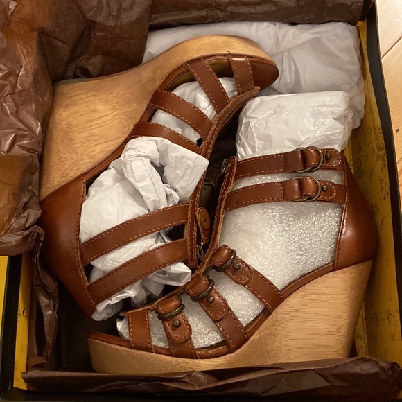 Cynthia Vincent Jagger Zipper Front Buckle Wedge NWT - Picture 9 of 9